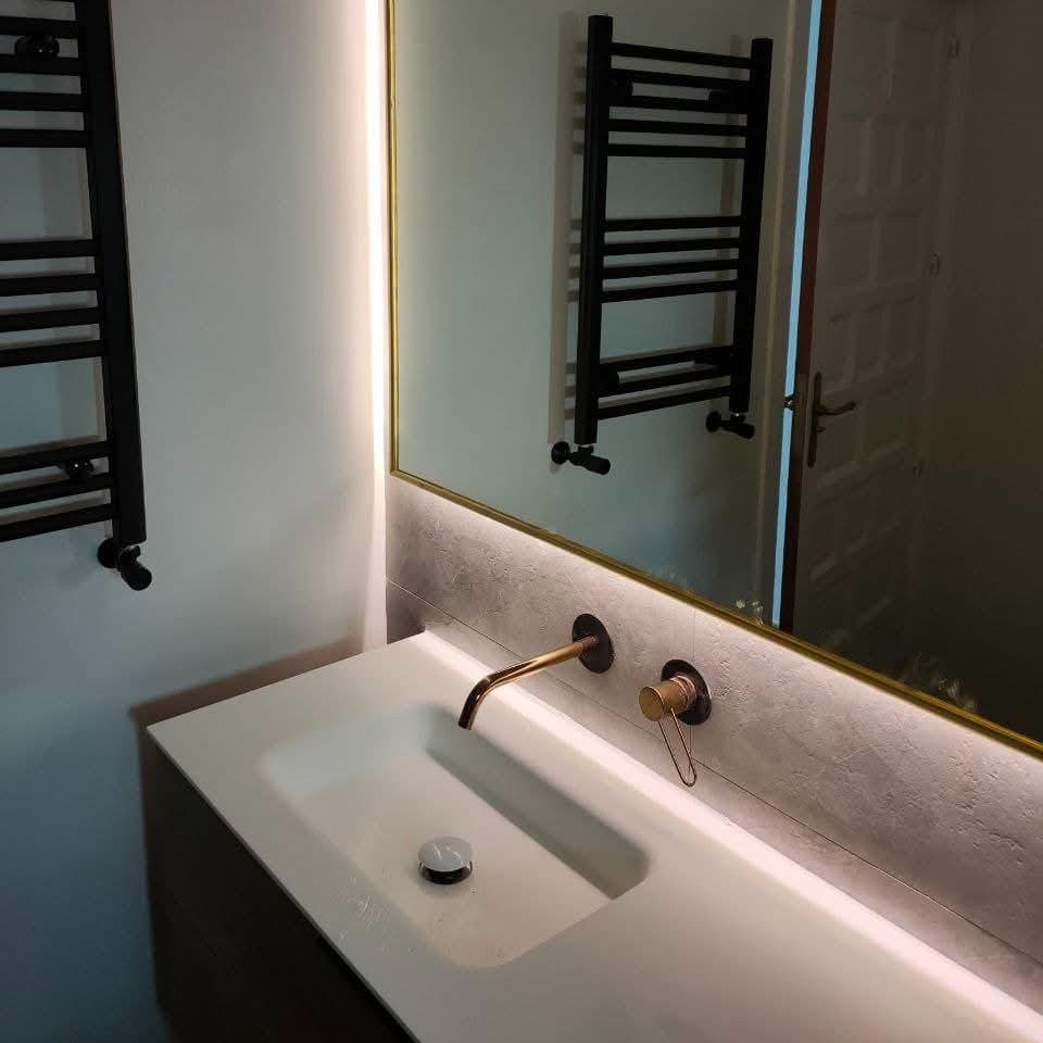 El mismo espejo con la iluminación LED en tono frío