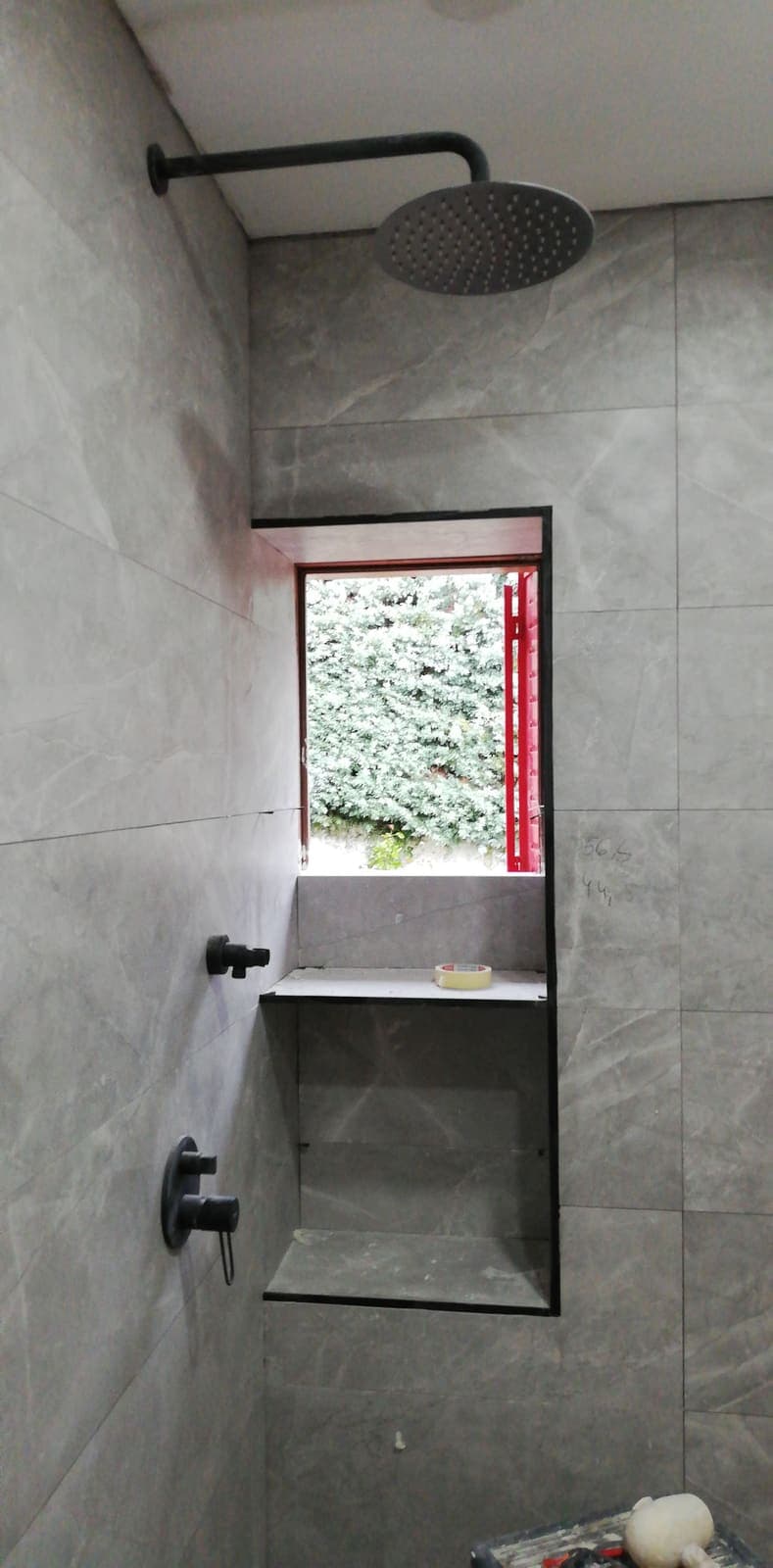 Ducha de obra y hornacina