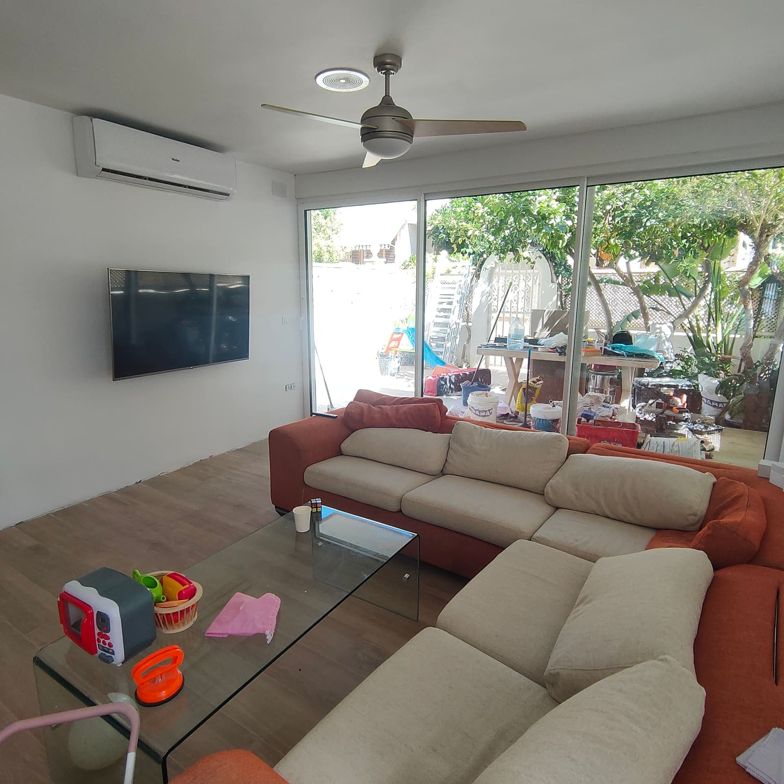Zona de sofá del salón con vistas a la terraza a través del ventanal