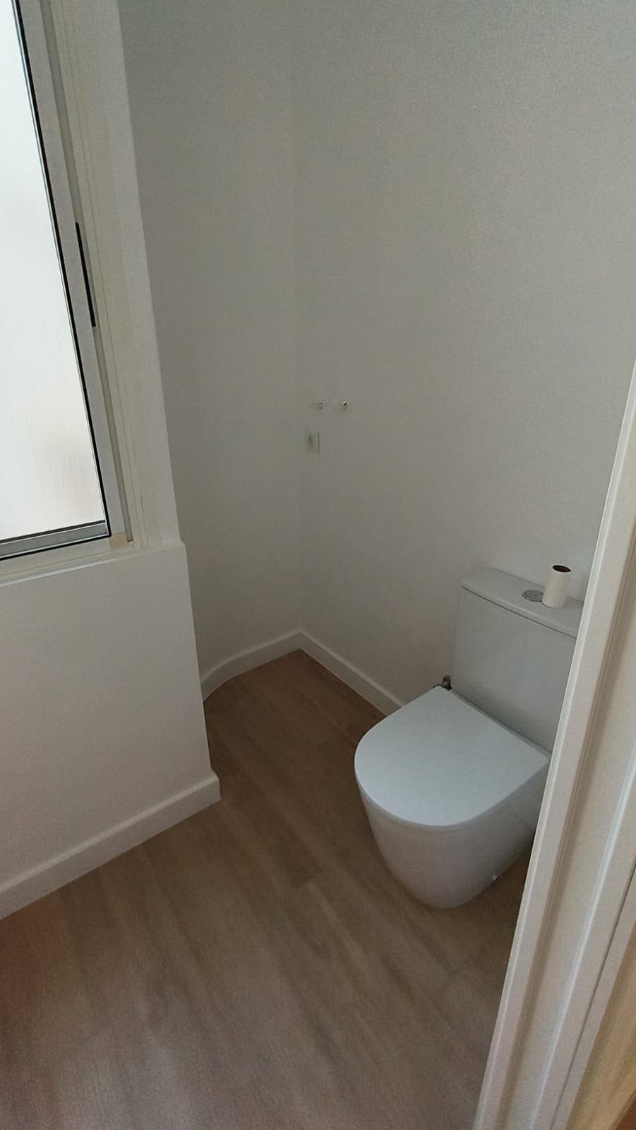 Aseo terminado con inodoro, ventana nueva y pavimento continuo