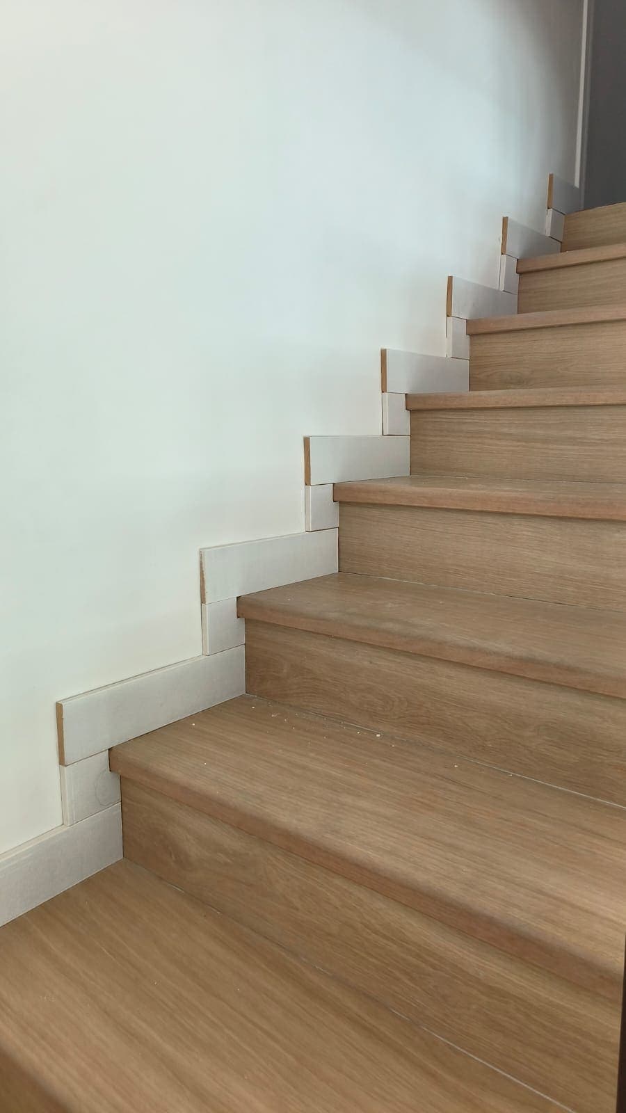 Peldaños de madera de la escalera reformada, vistos desde abajo