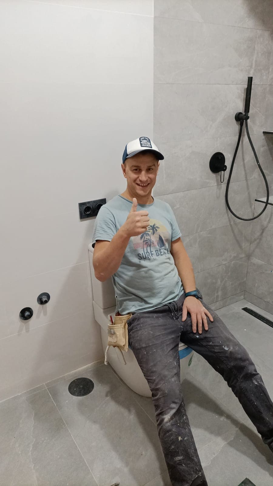 Yuriy Kasyurak, propietario de KAS Reformas, en un baño recién reformado