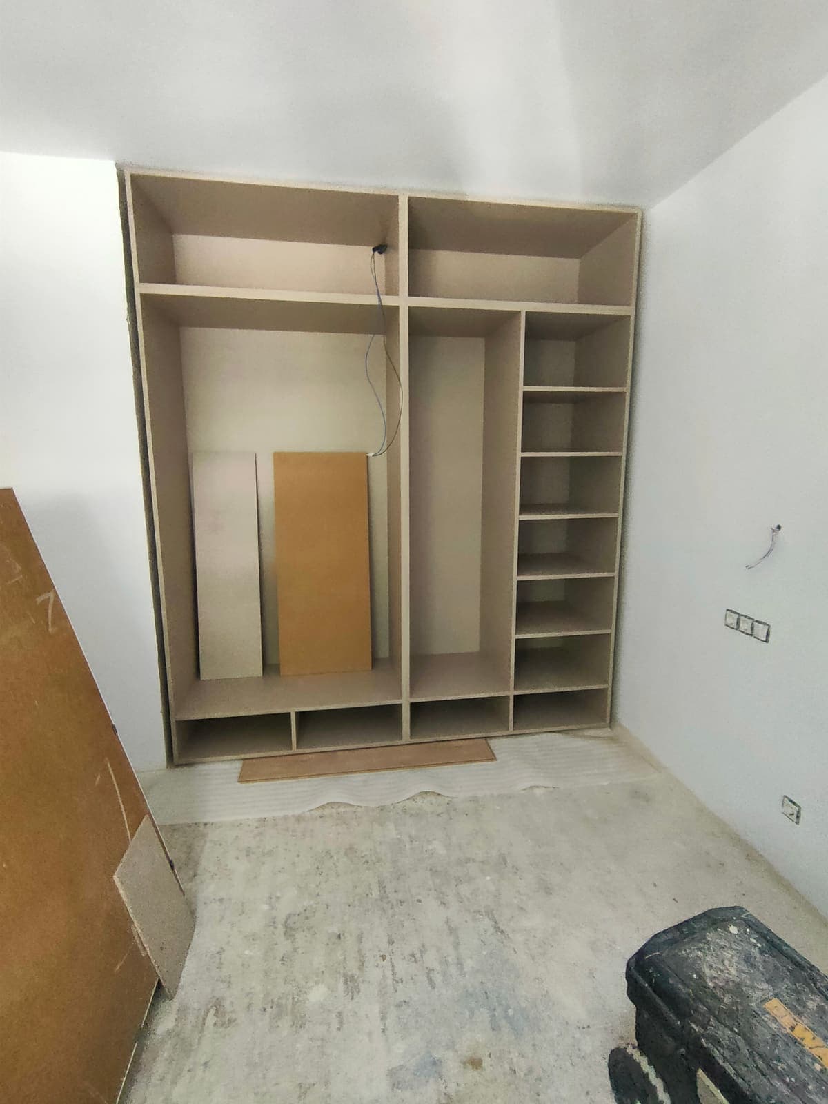Carpintería a medida, armarios empotrados y escalera en Dénia, durante el montaje