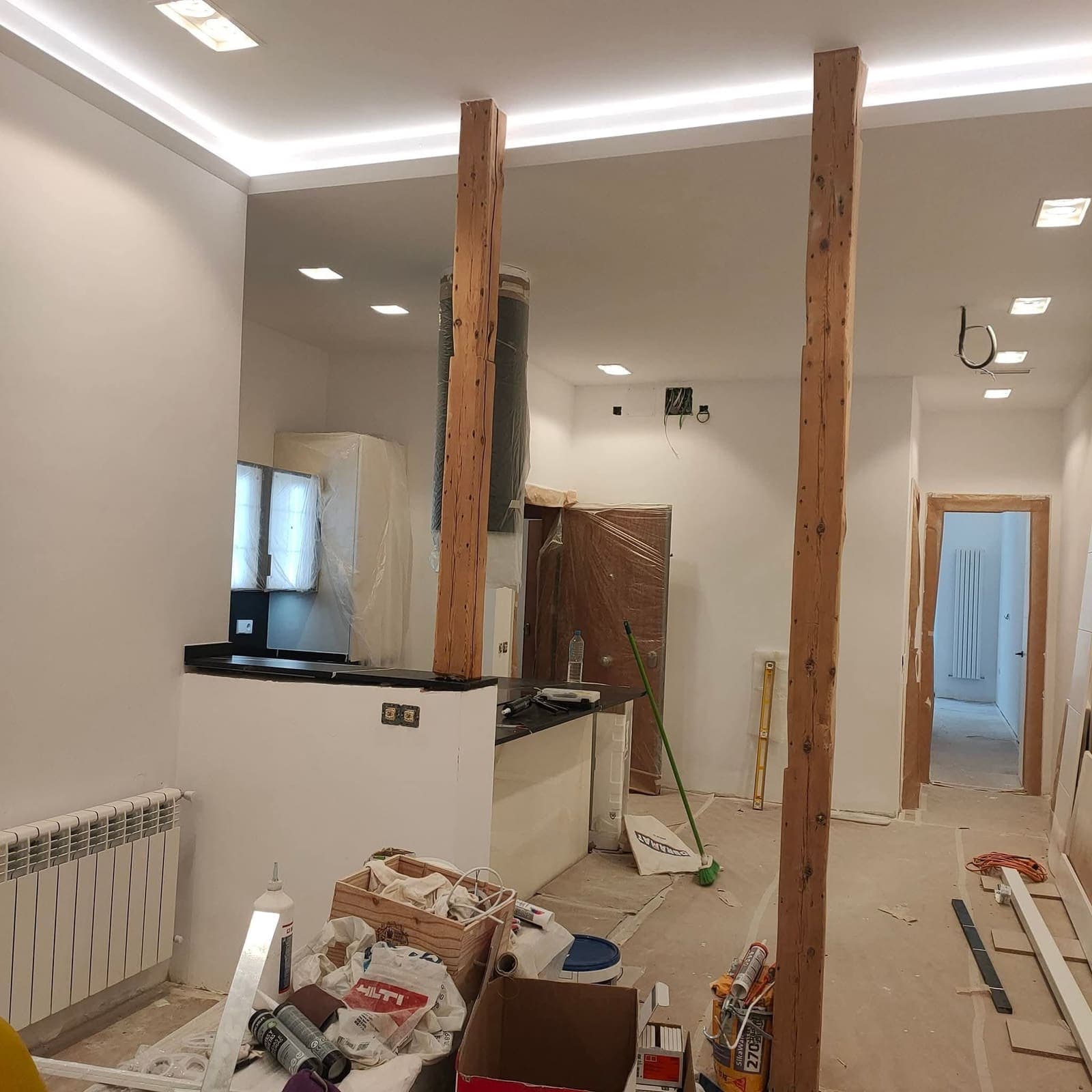 Instalación de iluminación LED indirecta y focos empotrados en un falso techo durante una reforma en Calpe