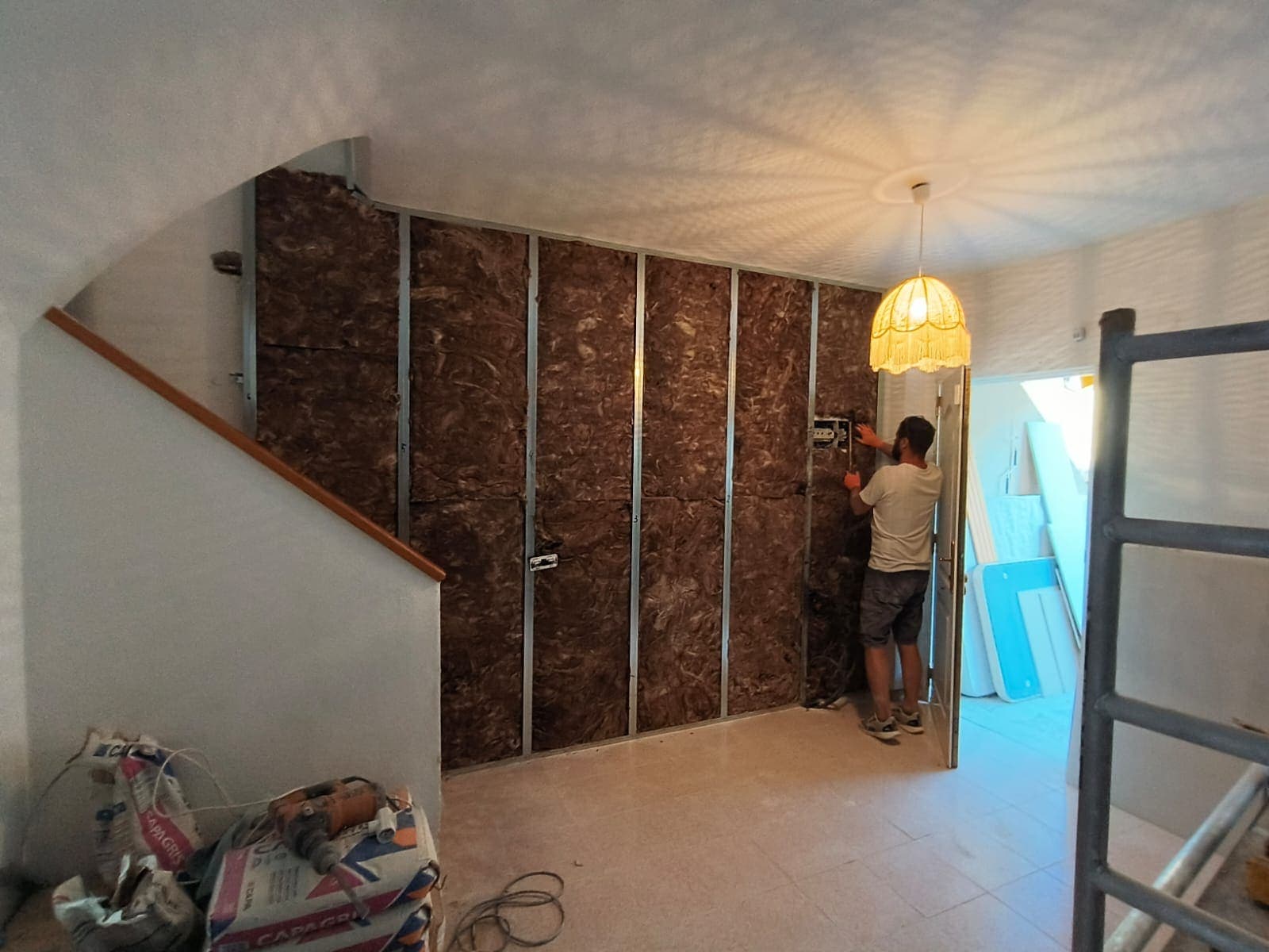 Trasdosado de pladur con lana mineral para insonorizar una pared medianera en una reforma integral en Dénia
