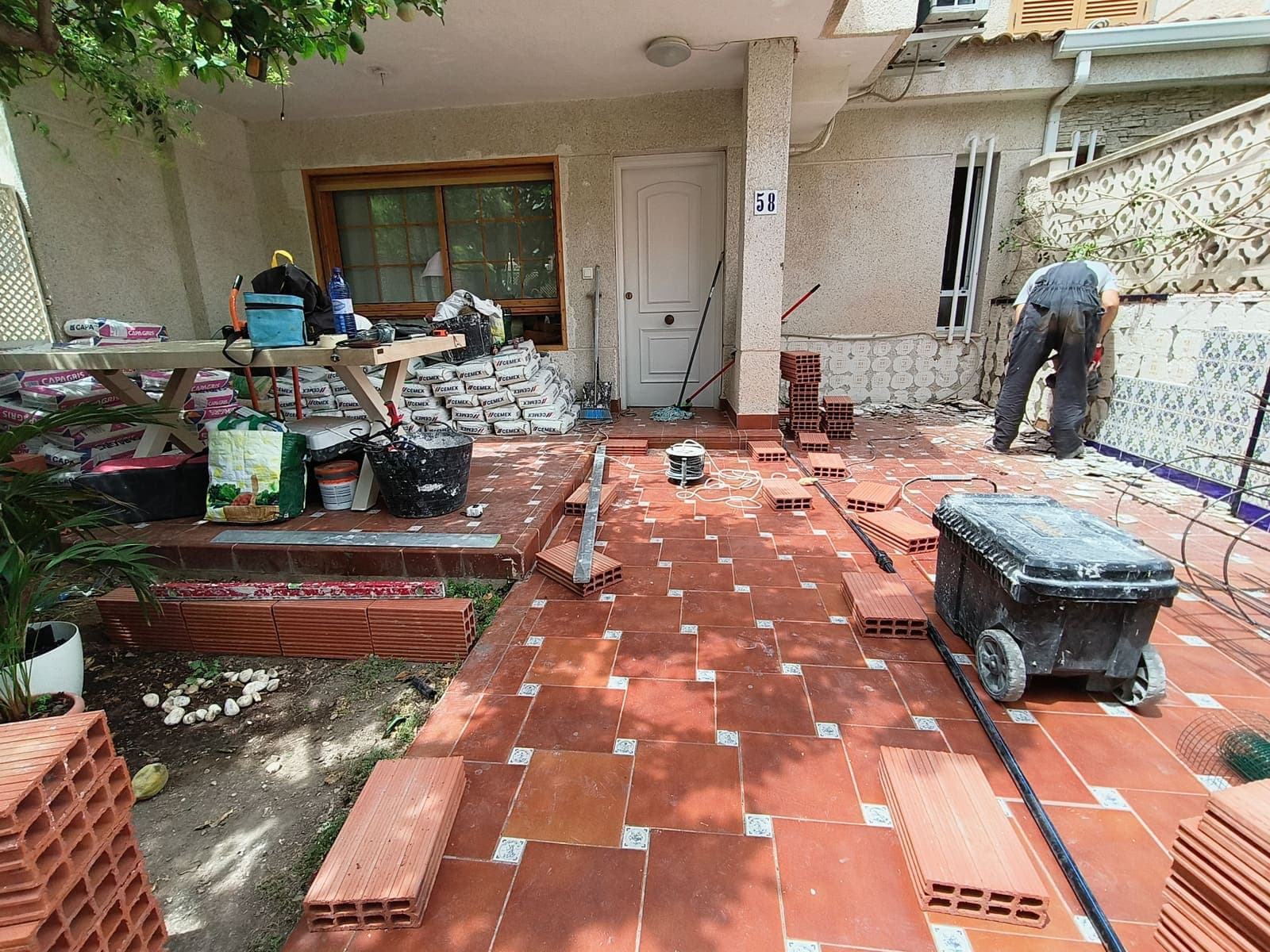 Reforma integral en Ondara: el salón abierto a la terraza, antes