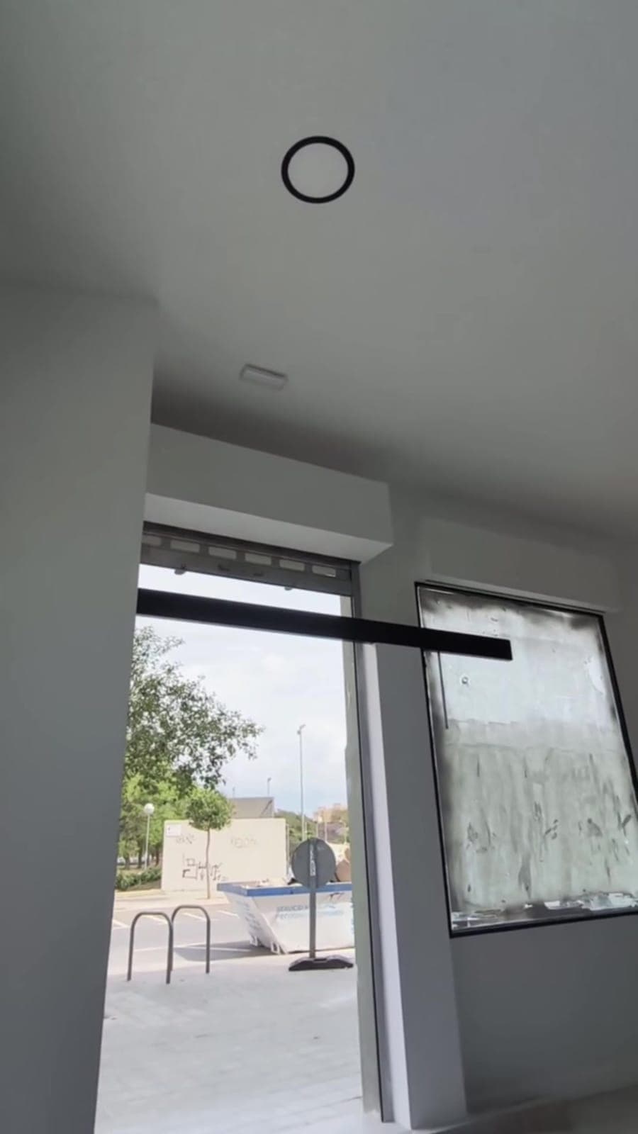 Paredes y techo pintados con equipo airless en un local reformado en Dénia