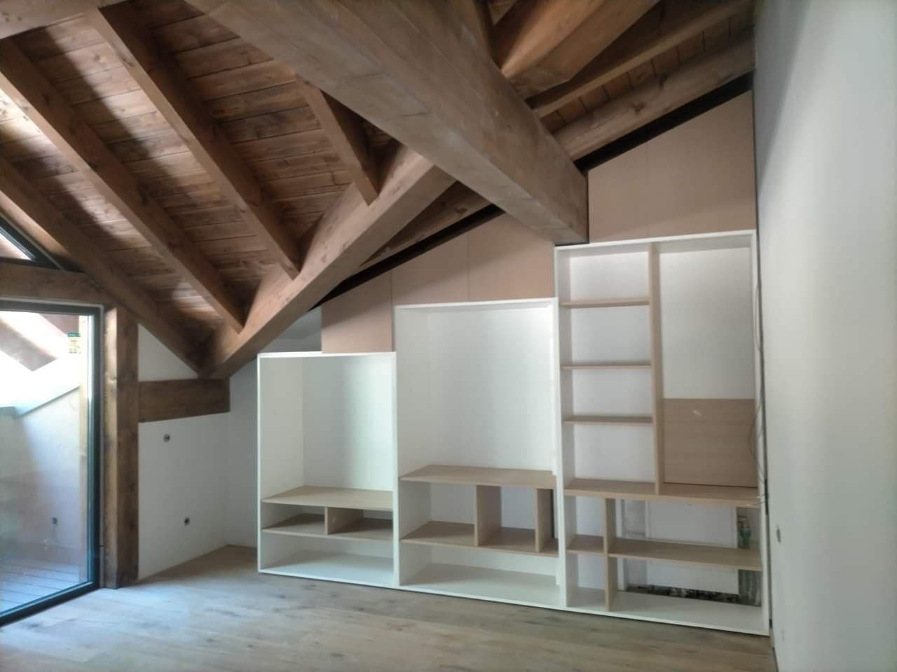 Revestimiento de madera, armarios empotrados y cocinas en un chalet de Gandía, estructura