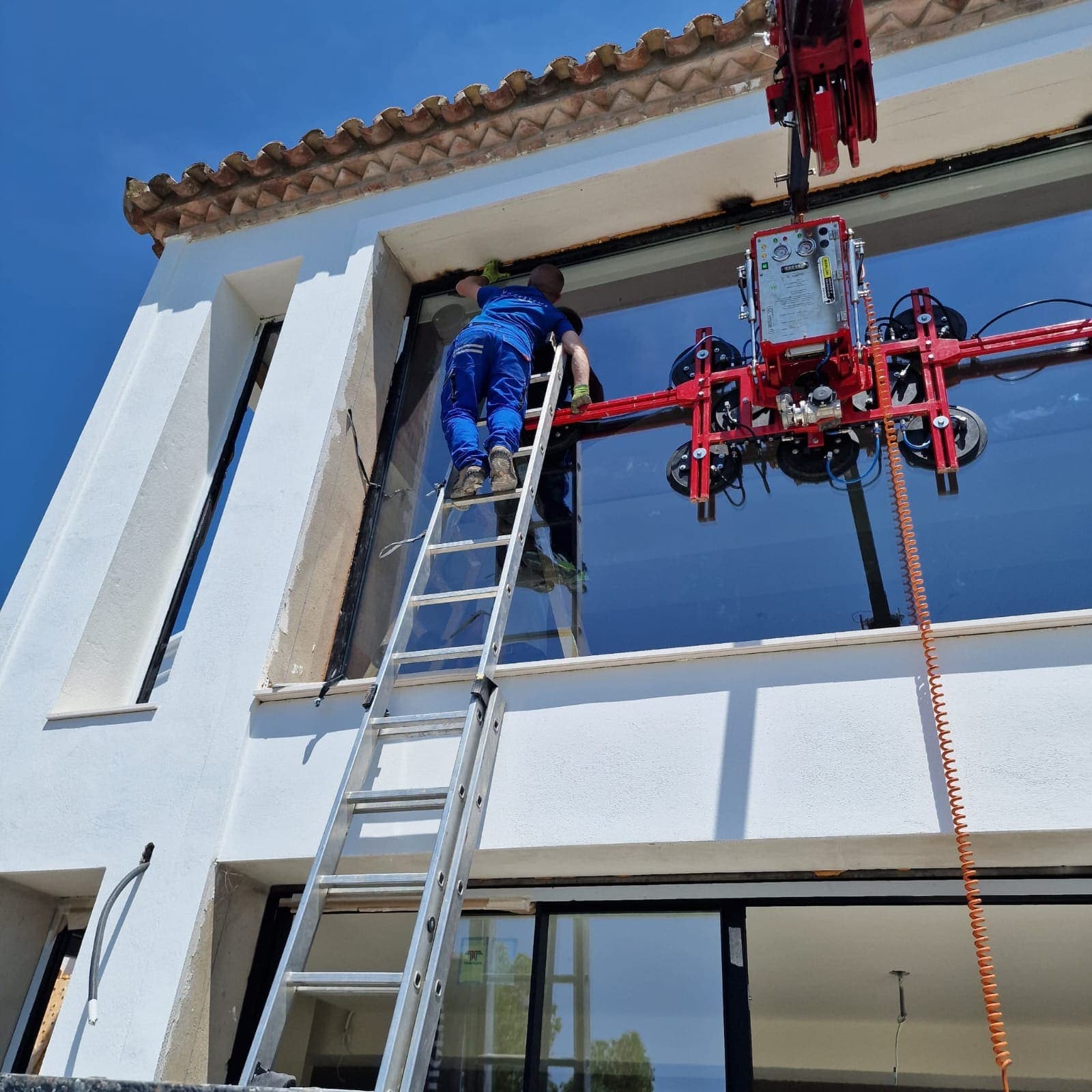 Instalación de ventanas de aluminio y cerrajería en Benidorm, durante la instalación